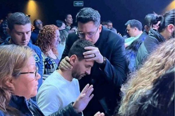 Messi em um culto? A verdade por trás das imagens que confundiram a internet