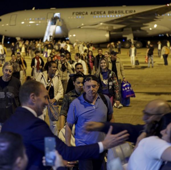 Chega a Brasília primeiro avião trazendo brasileiros de Israel 