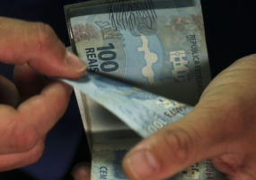 0415-estado-do-rio-paga-primeira-parcela-do-13-salario-do-funcionalismo-nesta-segunda-feira-3.png