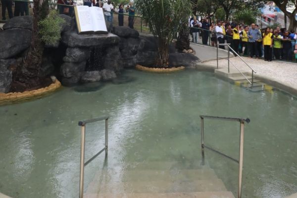 Primeiro batistério público do Rio de Janeiro reforça avanço dos evangélicos no estado