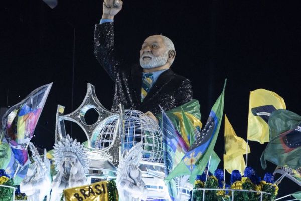 Escola que homenageou Lula e atacou cristãos é rebaixada e acusada de intolerância religiosa