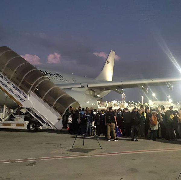 Mais um avião com brasileiros repatriados de Israel chega ao Brasil 