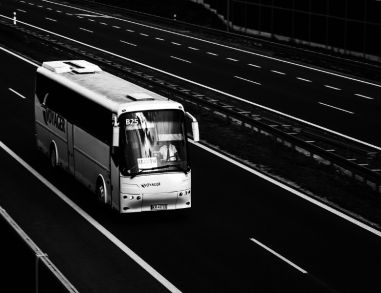 Ônibus movido a gás natural começa a circular entre Caxias e a Barra em projeto piloto