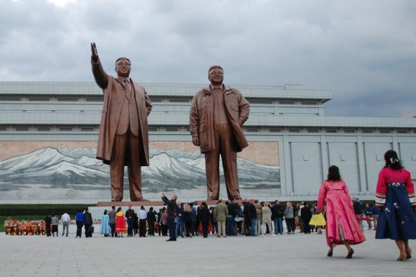 Fé sob vigilância: cristãos na Coreia do Norte resistem em silêncio e ouvem o evangelho pelo rádio