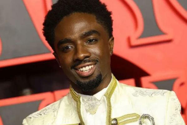 Ator de Stranger Things testemunha retorno à igreja e pausa nas redes sociais