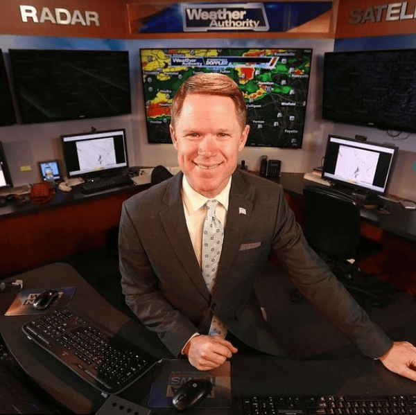 Meteorologista de TV que viralizou após orar ao vivo durante notícia sobre tornado é demitido
