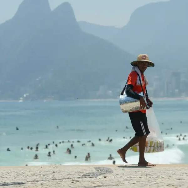 Rio proíbe venda de alimento e bebida em embalagem de vidro nas praias