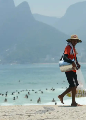 Rio proíbe venda de alimento e bebida em embalagem de vidro nas praias