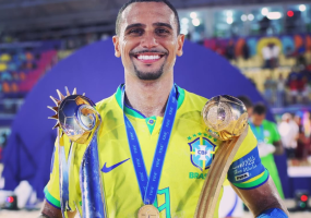 4510-rodrigo-soares-exalta-o-nome-de-deus-apos-conquistar-titulo-e-premio-de-melhor-jogador-da-copa-do-mundo-de-futebol-de-areia-3.png