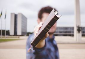 Projeto reforça direito à leitura da Bíblia e à presença de símbolos religiosos nos Três Poderes