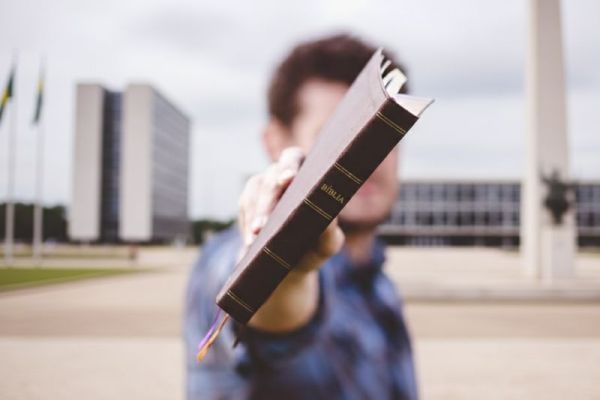 Projeto reforça direito à leitura da Bíblia e à presença de símbolos religiosos nos Três Poderes