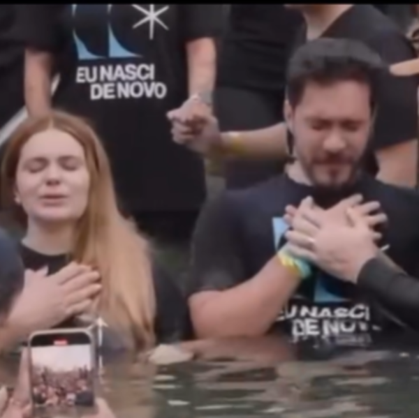Viih Tube e Eliezer celebram batismo emocionante em igreja evangélica