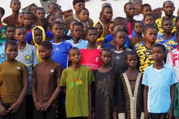 Nigéria resgata 100 das 312 crianças sequestradas em escola